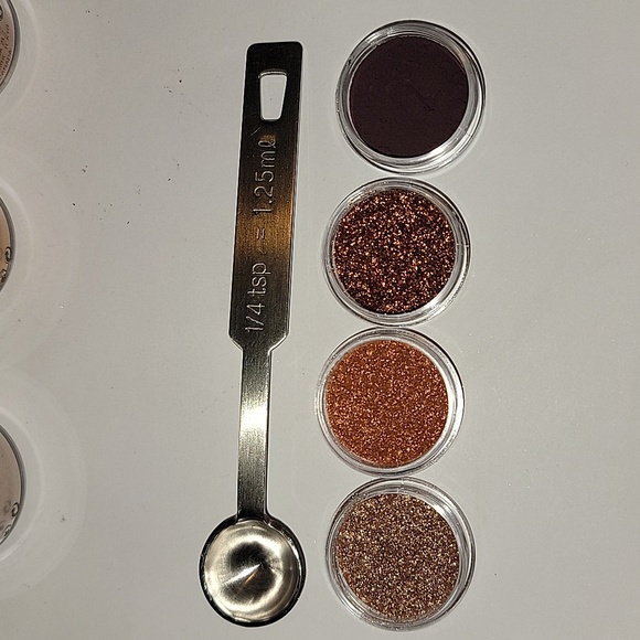 MAC PIGMENT SAMPLE SET - Picture 3 of 5